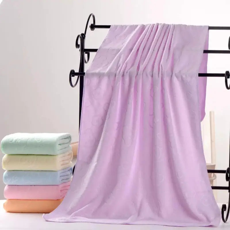 Serviette mauve à motif 